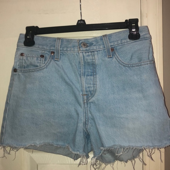 Levi’s “Wedgie” light blue denim shorts size 26